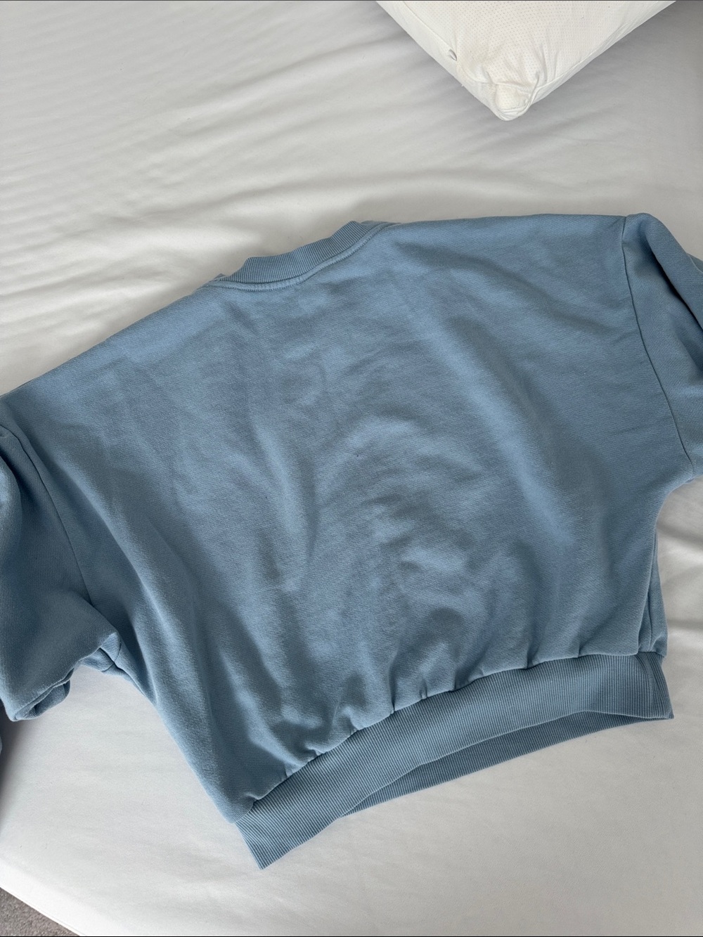 ALO Yoga Women's Dusty Blue Crop Crewneck Accolade Sweatshirt - Picture 5 of 7